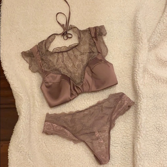 VS lingerie set - Picture 2 of 7